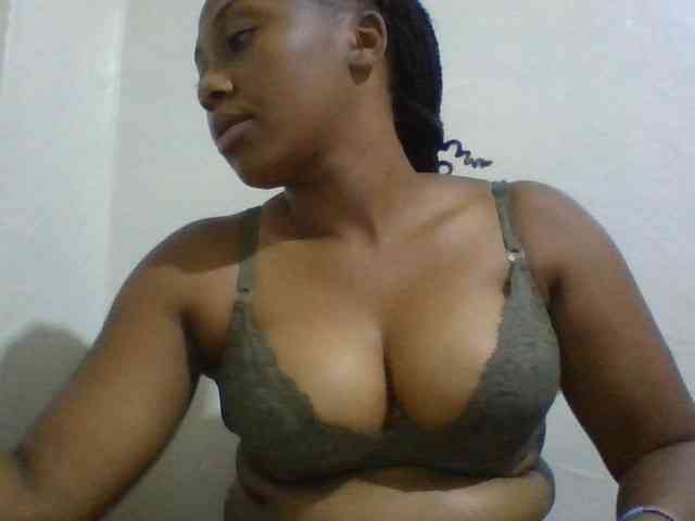 queenT bongacams live cam model