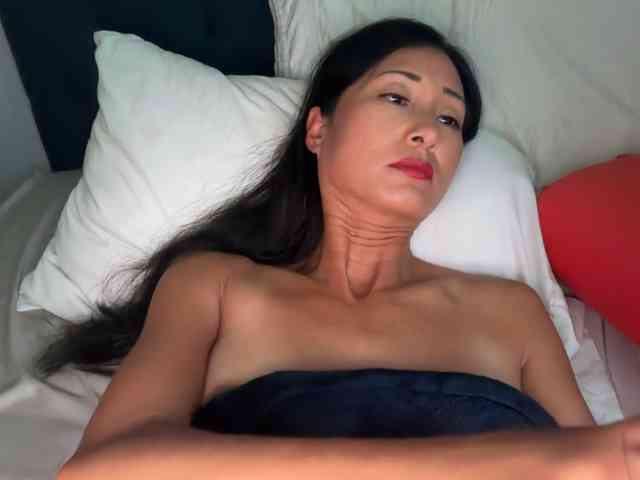 UnchartedSecret bongacams live cam model