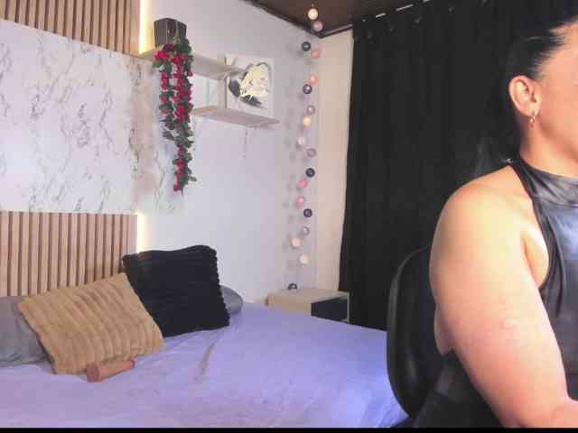 Samanta-Stonex bongacams live cam model