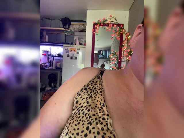 Valentinaweow bongacams live cam model