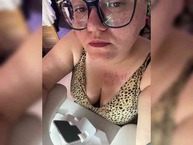 Valentinaweow bongacams live cam model