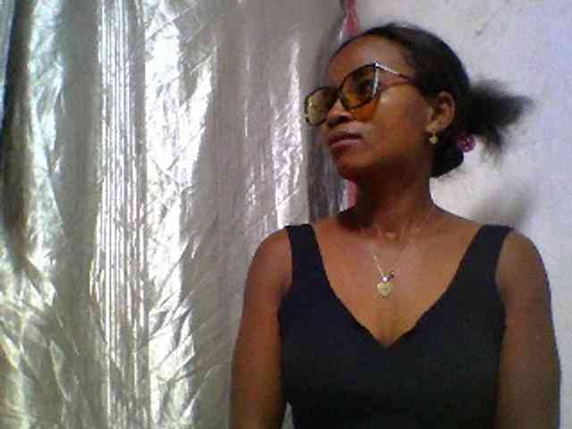 Ashni1 bongacams live cam model