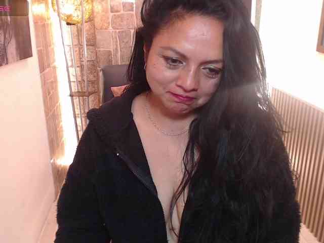 Ariaa-Moonn bongacams live cam model
