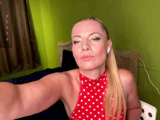 Overshine bongacams live cam model