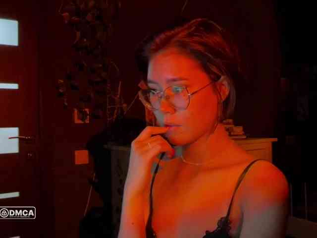 Mikiora bongacams live cam model