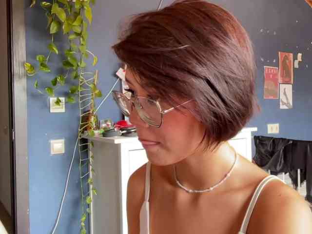 Mikiora bongacams live cam model