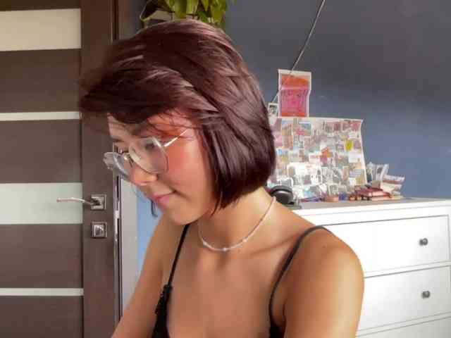 Mikiora bongacams live cam model