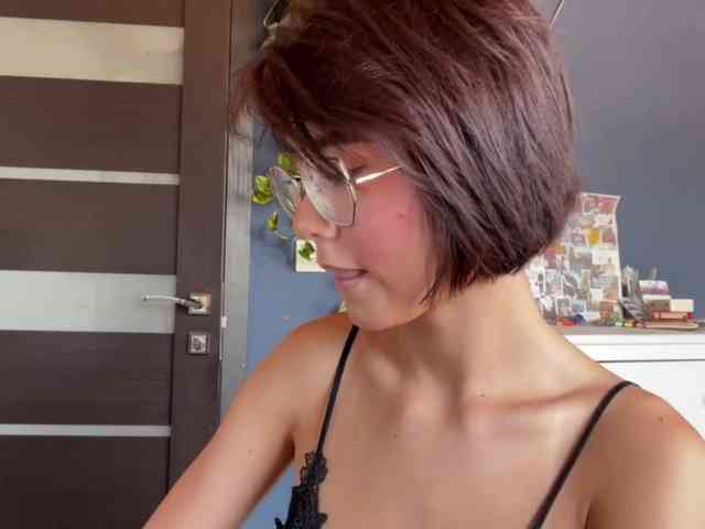 Mikiora bongacams live cam model