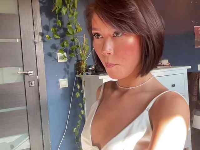 Mikiora bongacams live cam model
