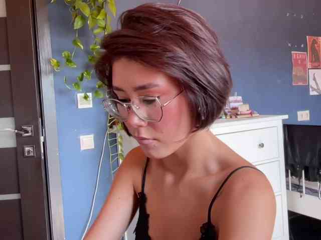 Mikiora bongacams live cam model