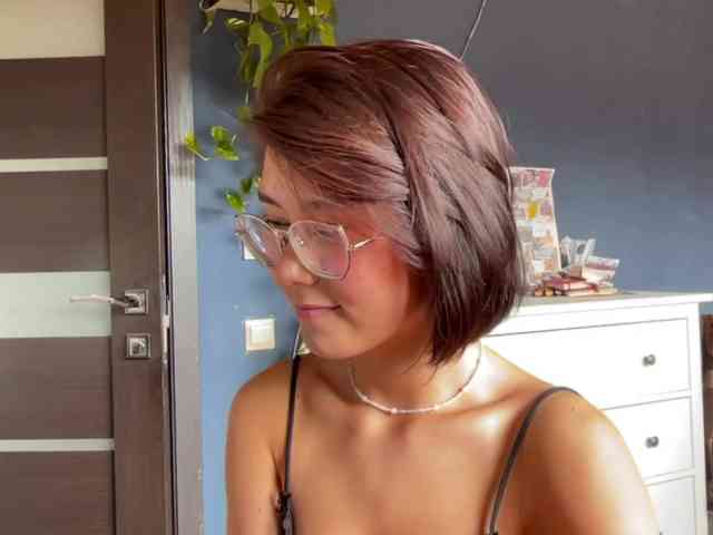 Mikiora bongacams live cam model