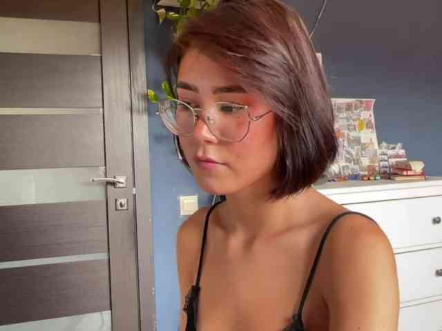 Mikiora bongacams live cam model