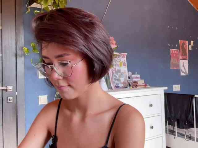 Mikiora bongacams live cam model
