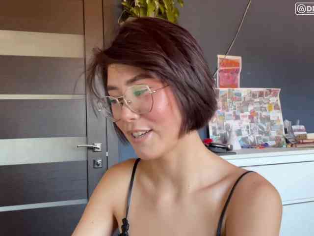 Mikiora bongacams live cam model