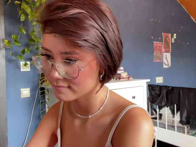Mikiora bongacams live cam model