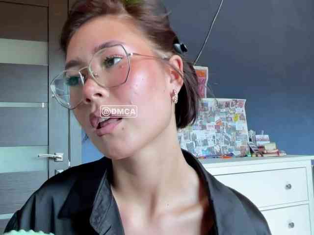 Mikiora bongacams live cam model