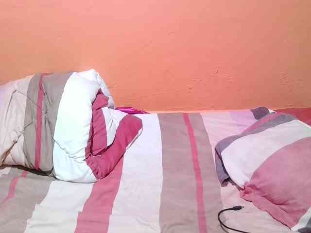 miss-midnight bongacams live cam model