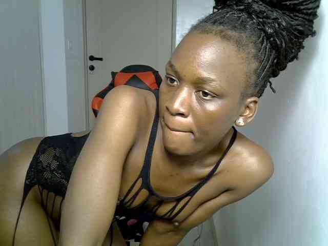 Dinah-6 bongacams live cam model