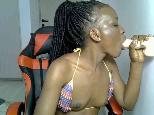 Dinah-6 bongacams live cam model