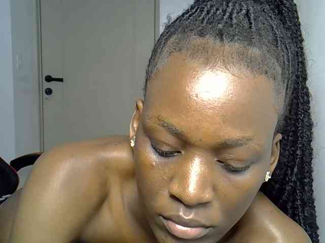 Dinah-6 bongacams live cam model