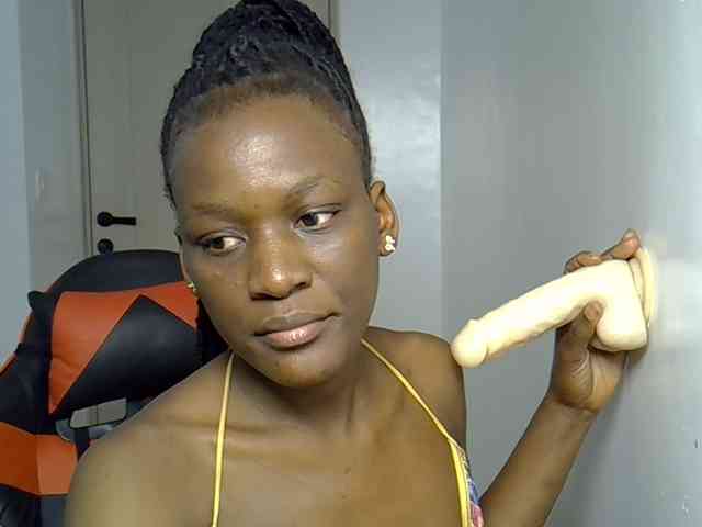 Dinah-6 bongacams live cam model