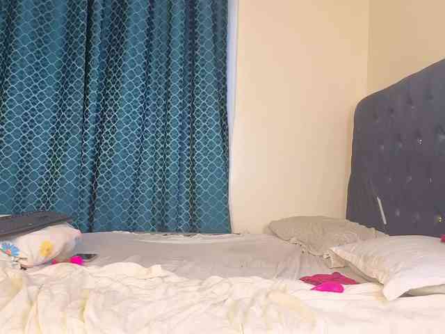Chantel-Shanice bongacams live cam model