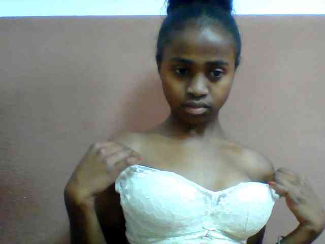 Clarah1 bongacams live cam model