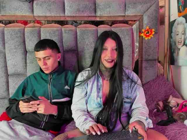 Royal-desires bongacams live cam model