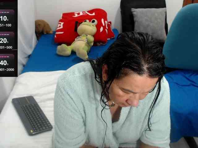 Laurafox bongacams live cam model