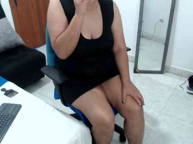 Laurafox bongacams live cam model