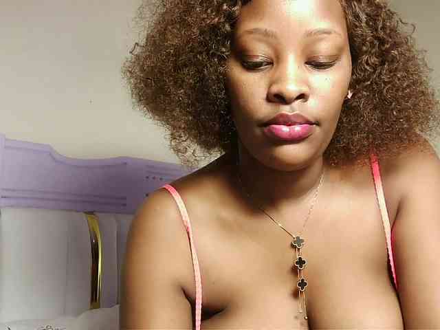 Hot-sexxxy-bitch bongacams live cam model
