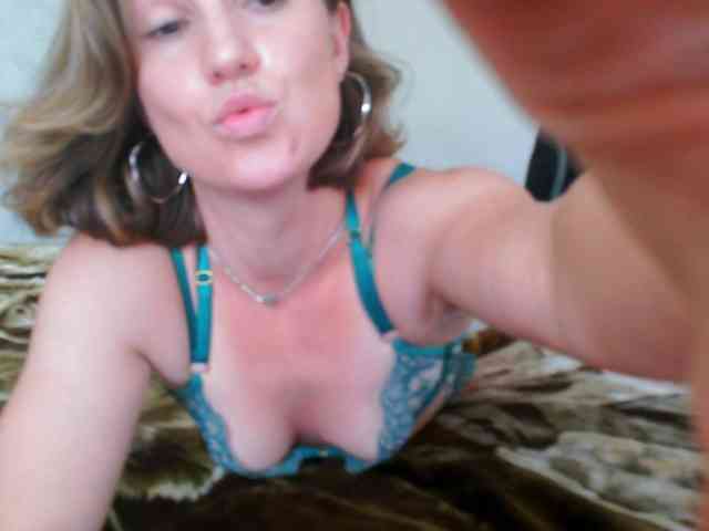 Aloonaa bongacams live cam model