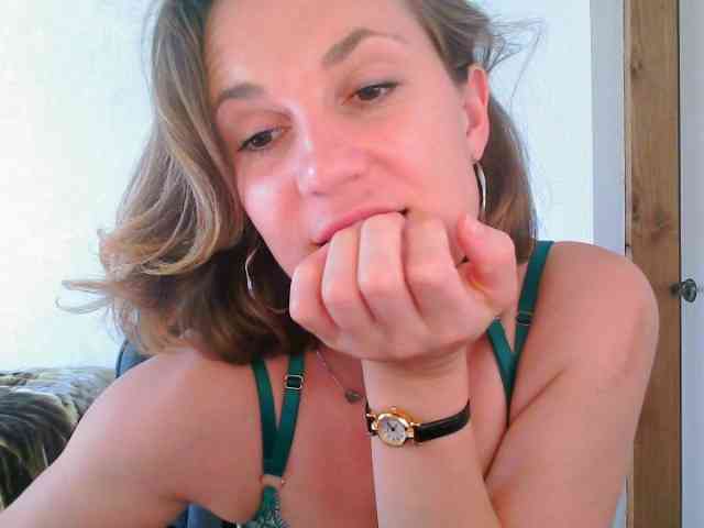 Aloonaa bongacams live cam model