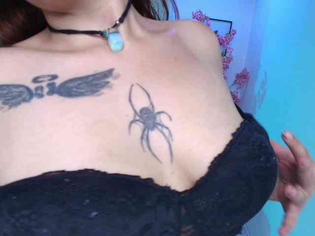 Aura-dolly bongacams live cam model