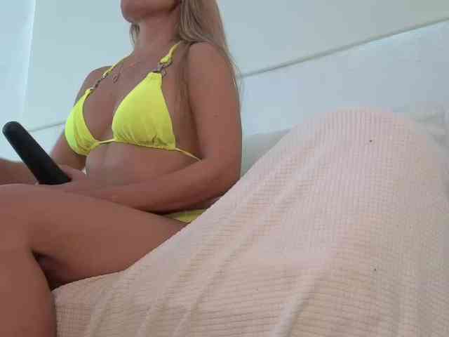 Alinnaa bongacams live cam model