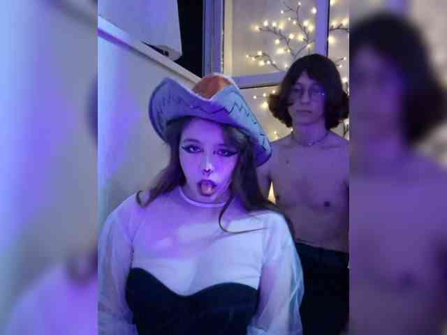 CharismaFox bongacams live cam model