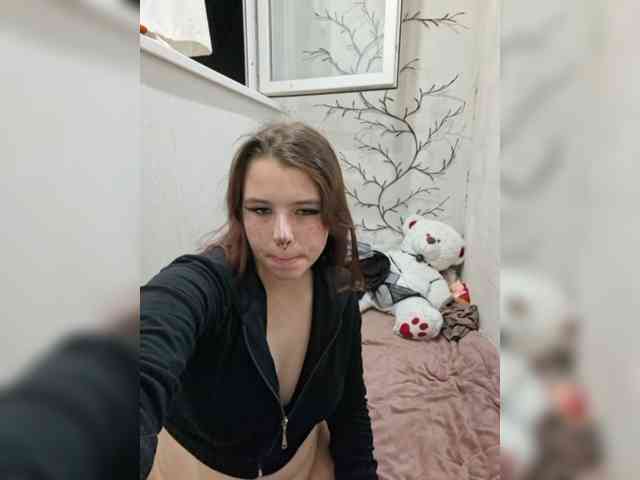 CharismaFox bongacams live cam model