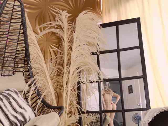 AmyRusso bongacams live cam model