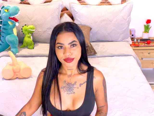 Anneroaa bongacams live cam model