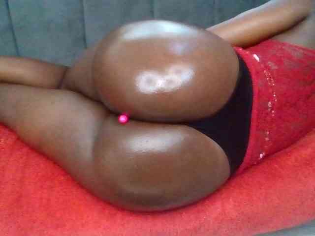 PetiteDivah24 bongacams live cam model