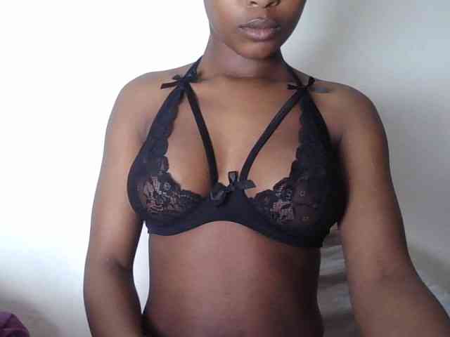 Poonie-luv bongacams live cam model
