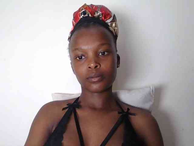 Poonie-luv bongacams live cam model