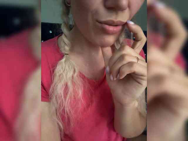Roxi13 bongacams live cam model