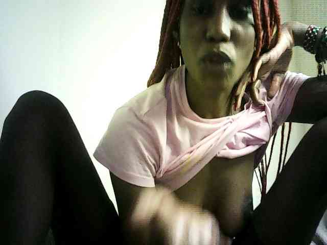 Trassy bongacams live cam model