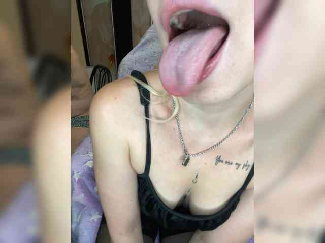 Emma942 bongacams live cam model