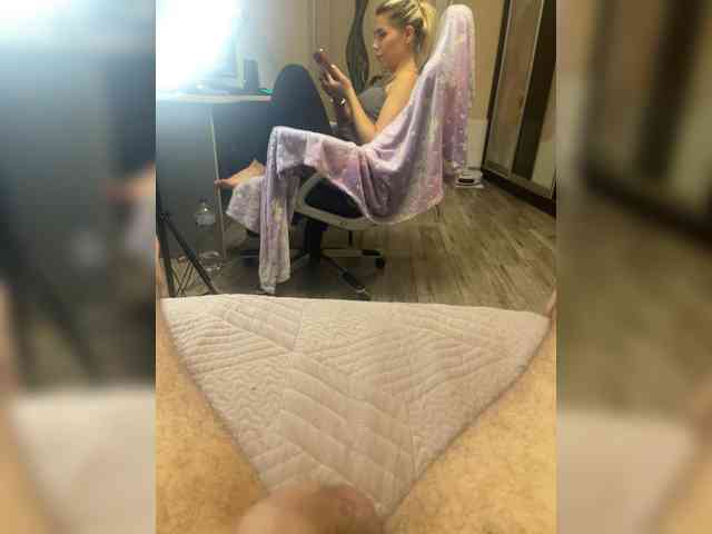 Emma942 bongacams live cam model