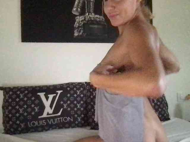 AccaHVelvet bongacams live cam model