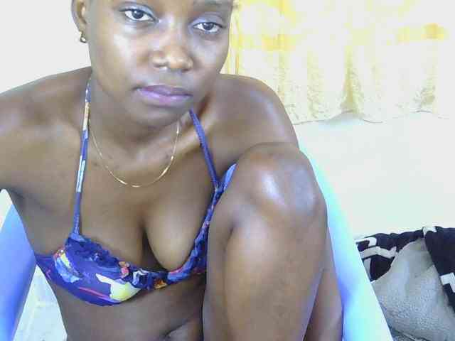 Prettyolie bongacams live cam model