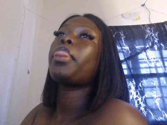 Eboni-hotboobs bongacams live cam model