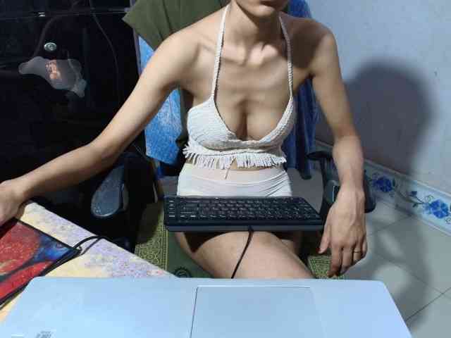 Yeasty1men bongacams live cam model
